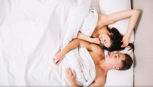 Cómo aguantar más en la cama: consejos de expertas